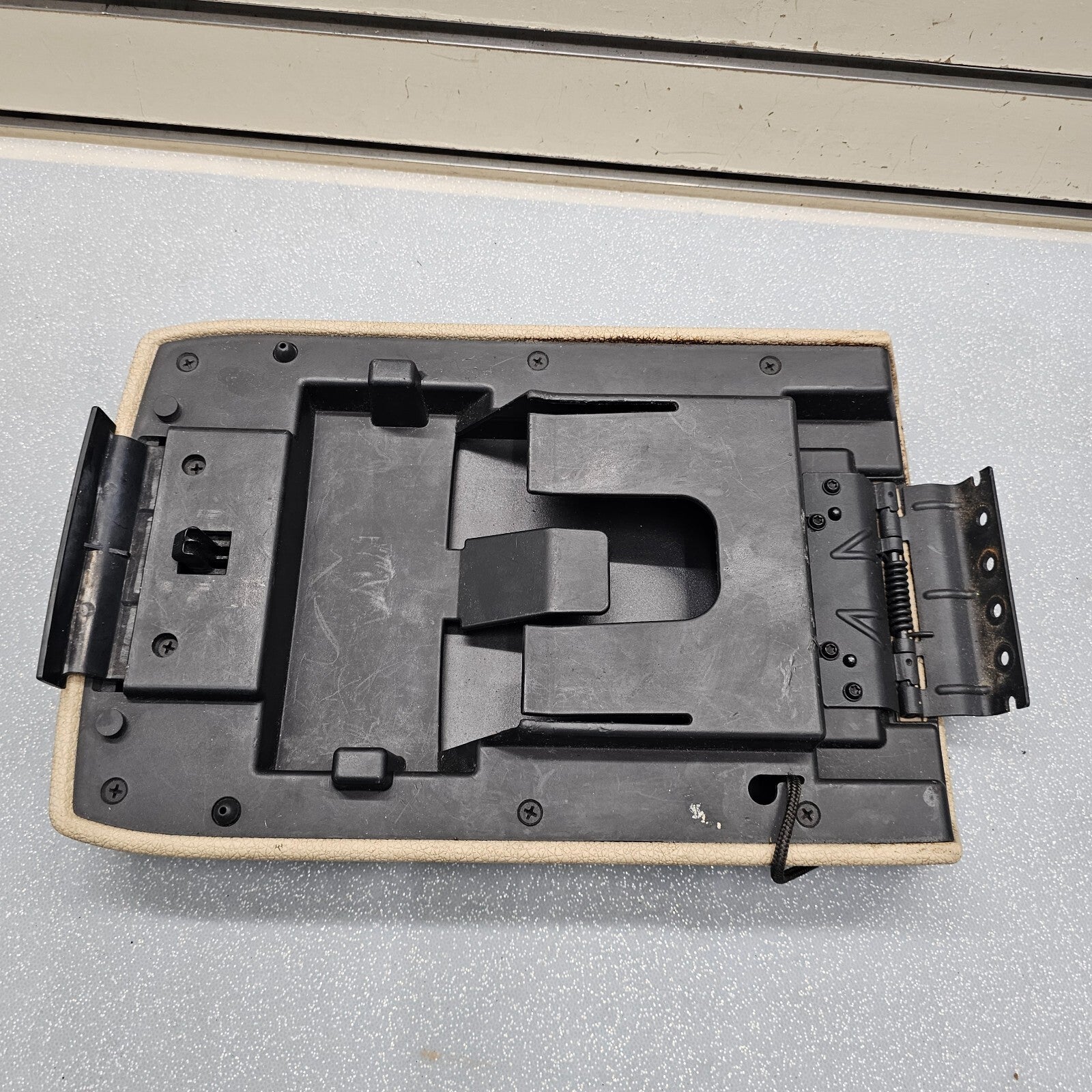 🔥06-09 EXPLORER MOUNTINEER CENTER CONSOLE ARM RESTER LID TOP PAD ASSEMBLY TAN