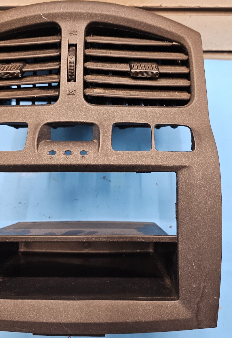 🔥01-06 HYUNDAI SANTA FE CENTER DASH RADIO STEREO TRIM PANEL BEZEL BLACK OEM