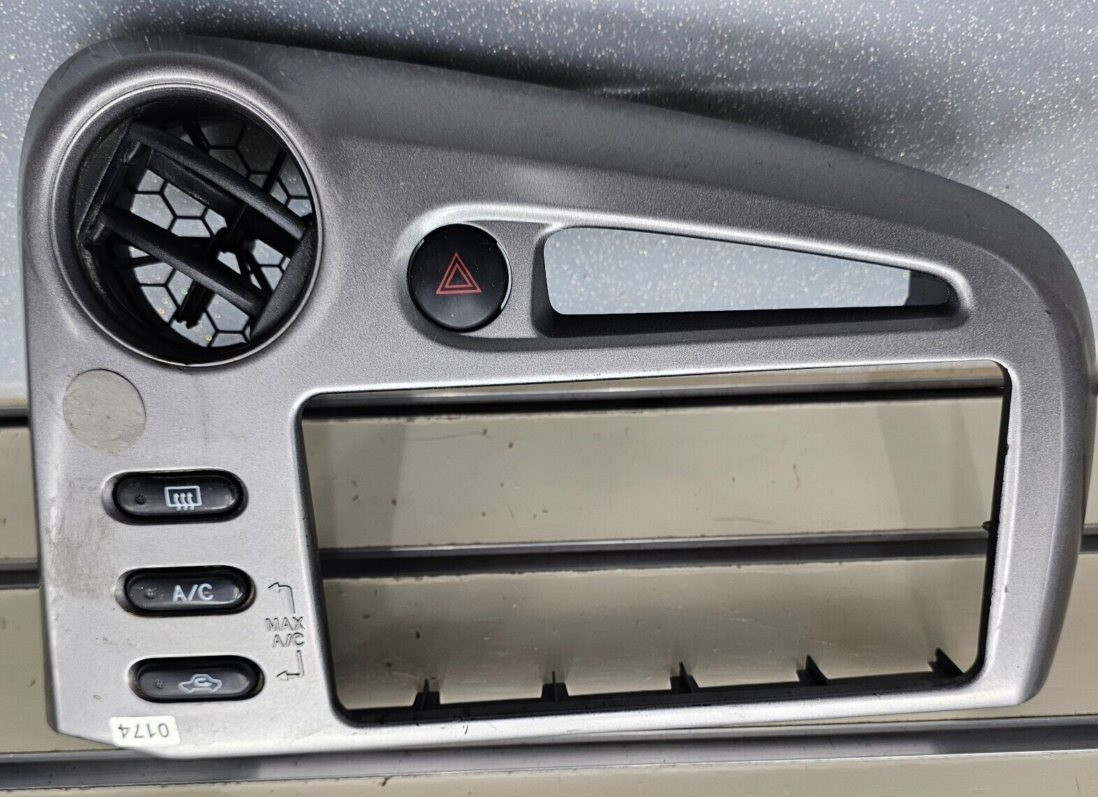 🔥03-08 Toyota MATRIX Pontiac VIBE Center Dash Radio Bezel Trim Panel SILVER B26