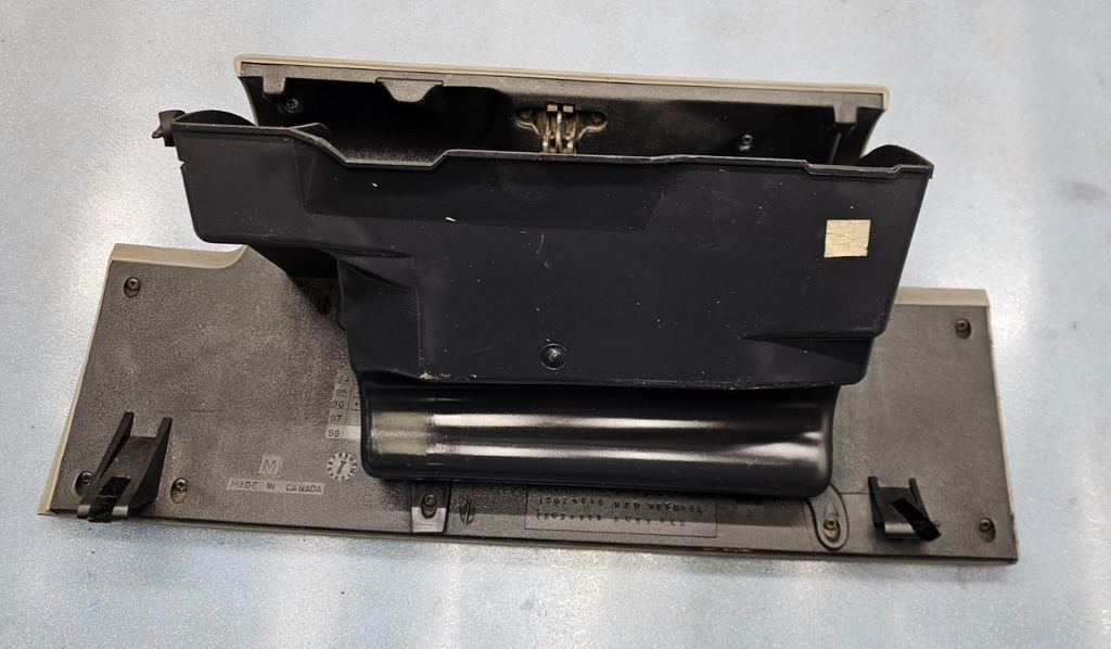95-99 CHEVY GMC TRUCK SILVERADOC/K Glove Box Storage Compartment Assembly TAN G2