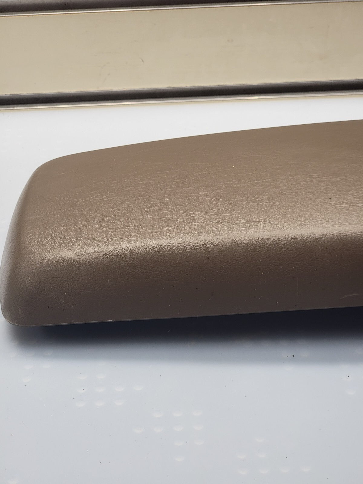 🔥04-07 Chevrolet Malibu Center Console Arm Rest Lid Door Cover OEM Pad TAN