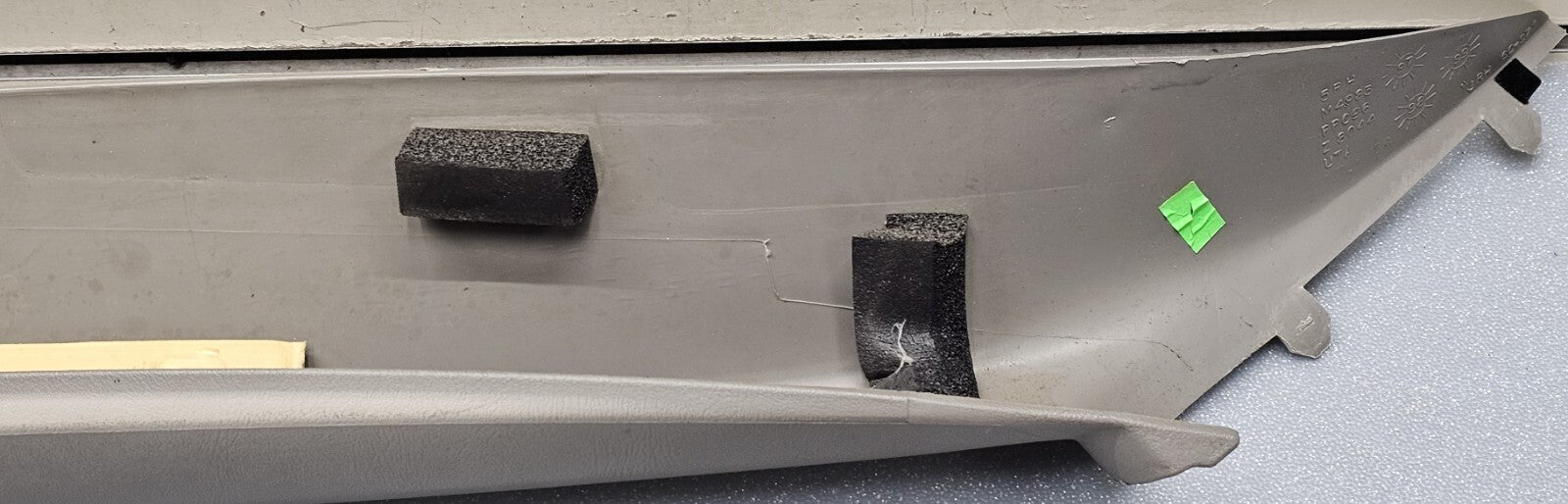 99-06 SILVERADO SIERRA Roof Molding A PILLAR Trim RIGHT Passenger LIGHT GRAY P3