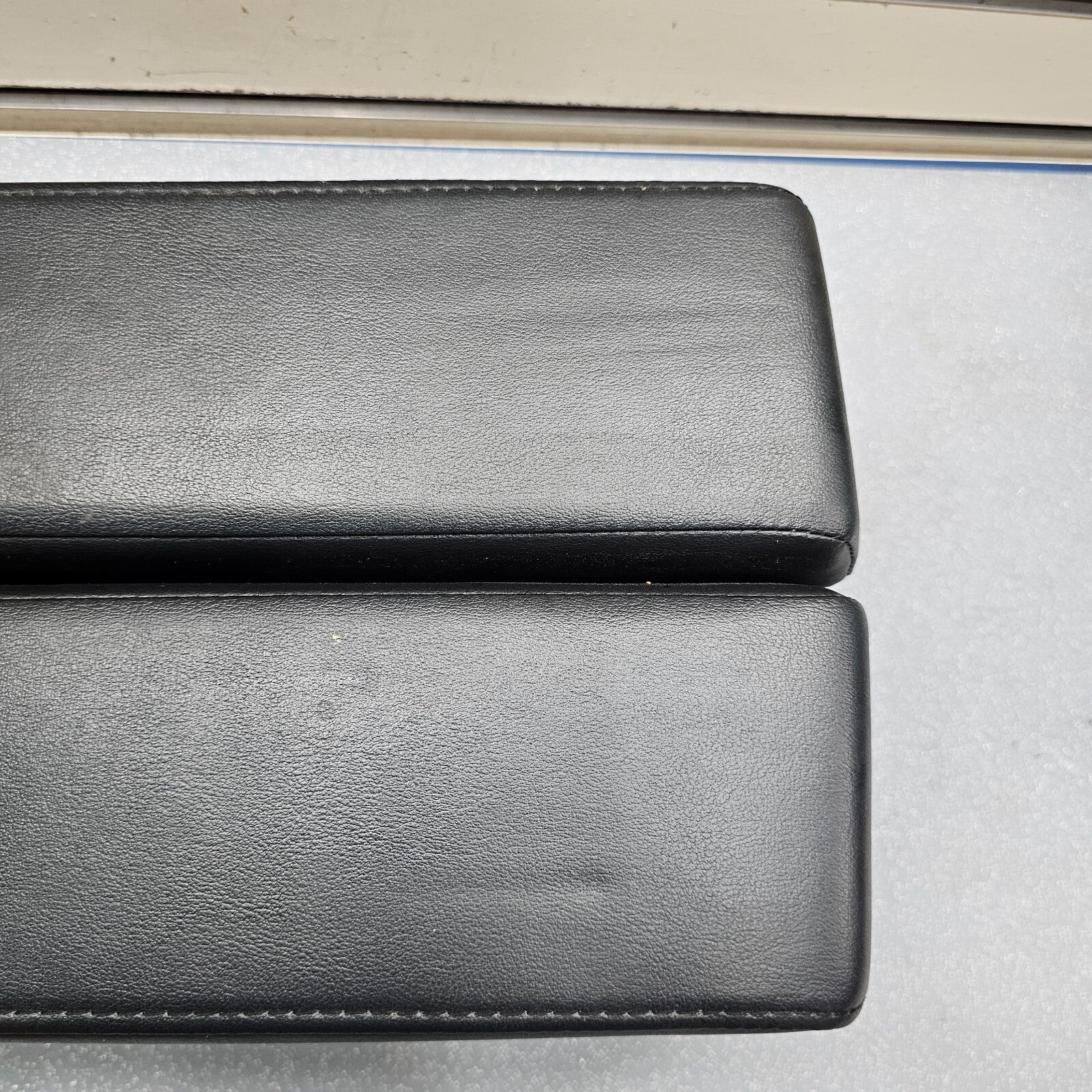 🔥03-05 Infiniti FX35 FX45 Center Console Arm Rest Lid Cover Assembly BLACK OEM