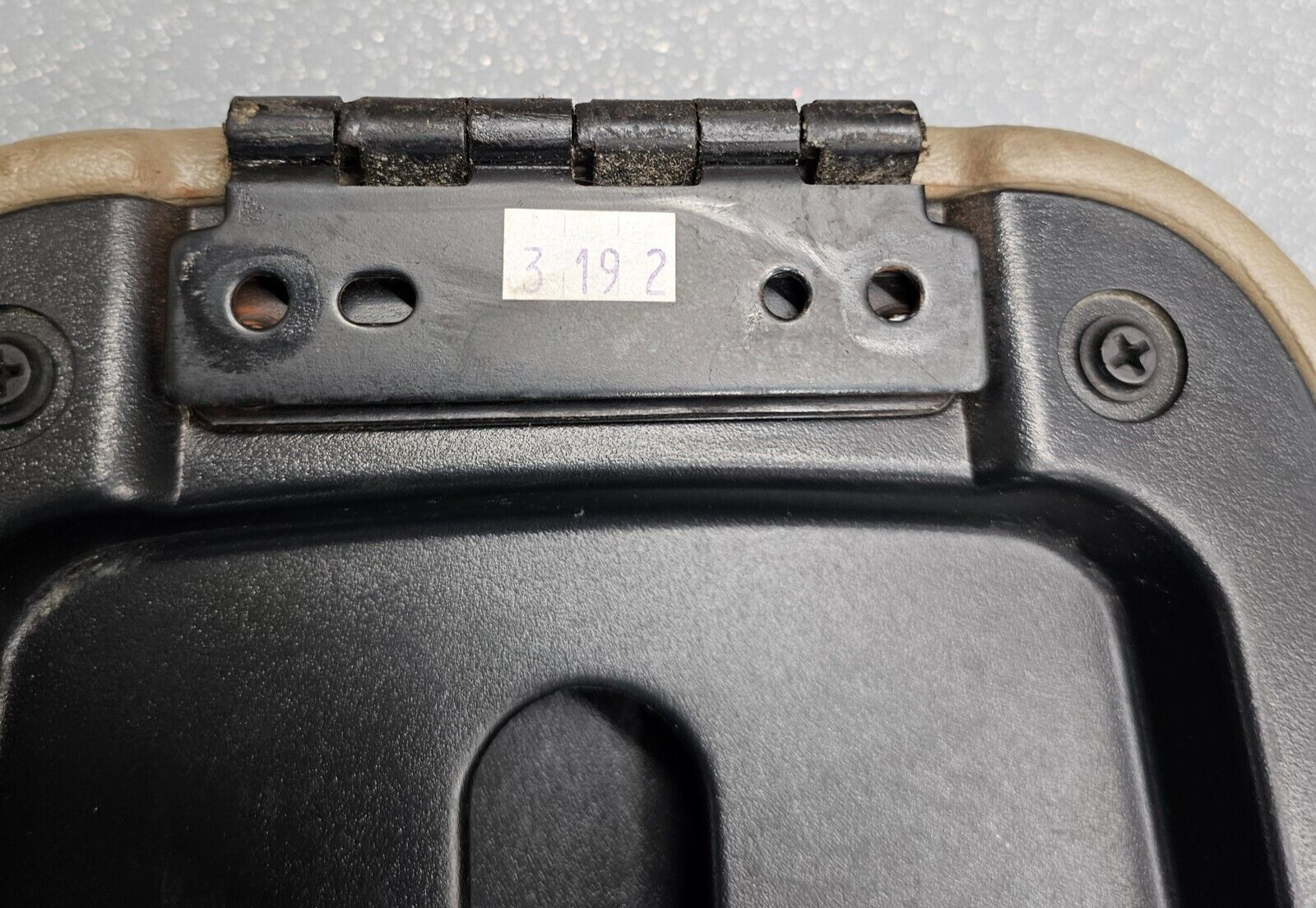 🔥99-04 Grand Cherokee Armrest Center Console Lid Top Pad Cover Assembly Tan OEM