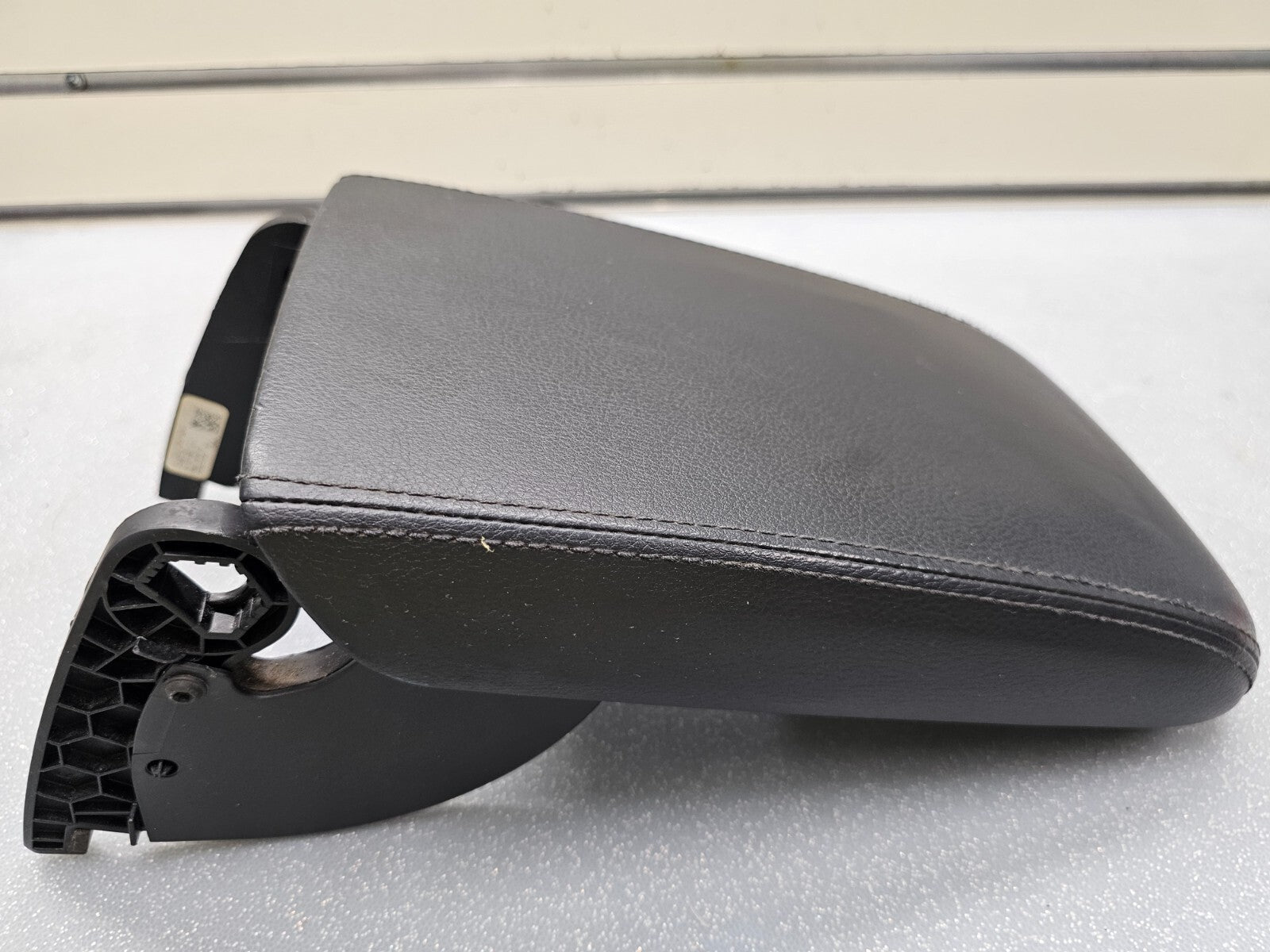 12-19 Volkswagen VW Passat Front Center Console Cover Lid Armrest Top Pad Black