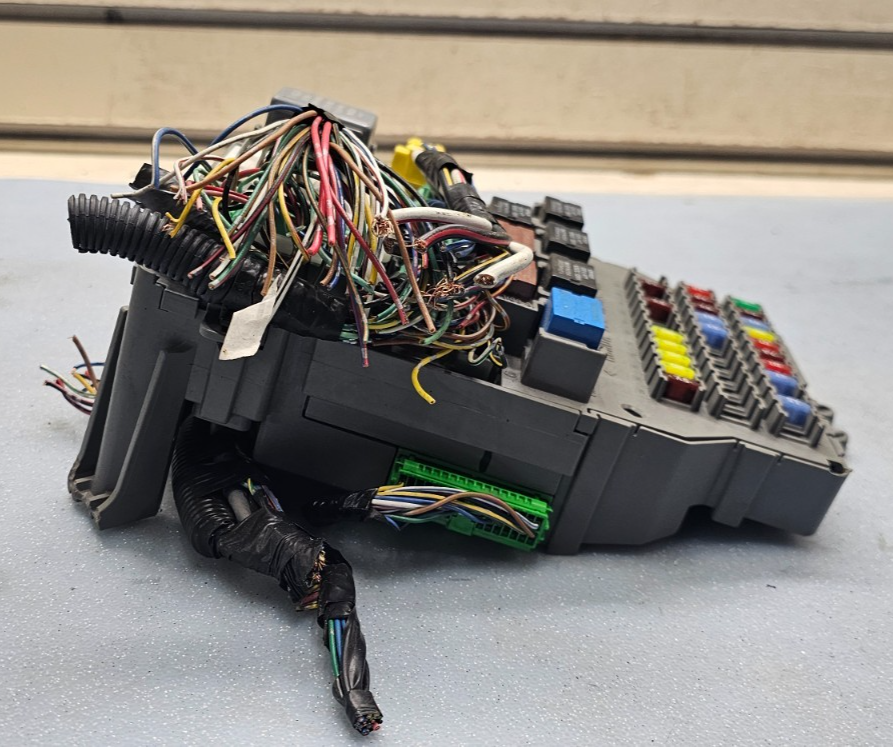 🔥03-05 Honda Accord 4cyl 4dr sedan INTERIOR Engine Fuse Relay Box Compartment