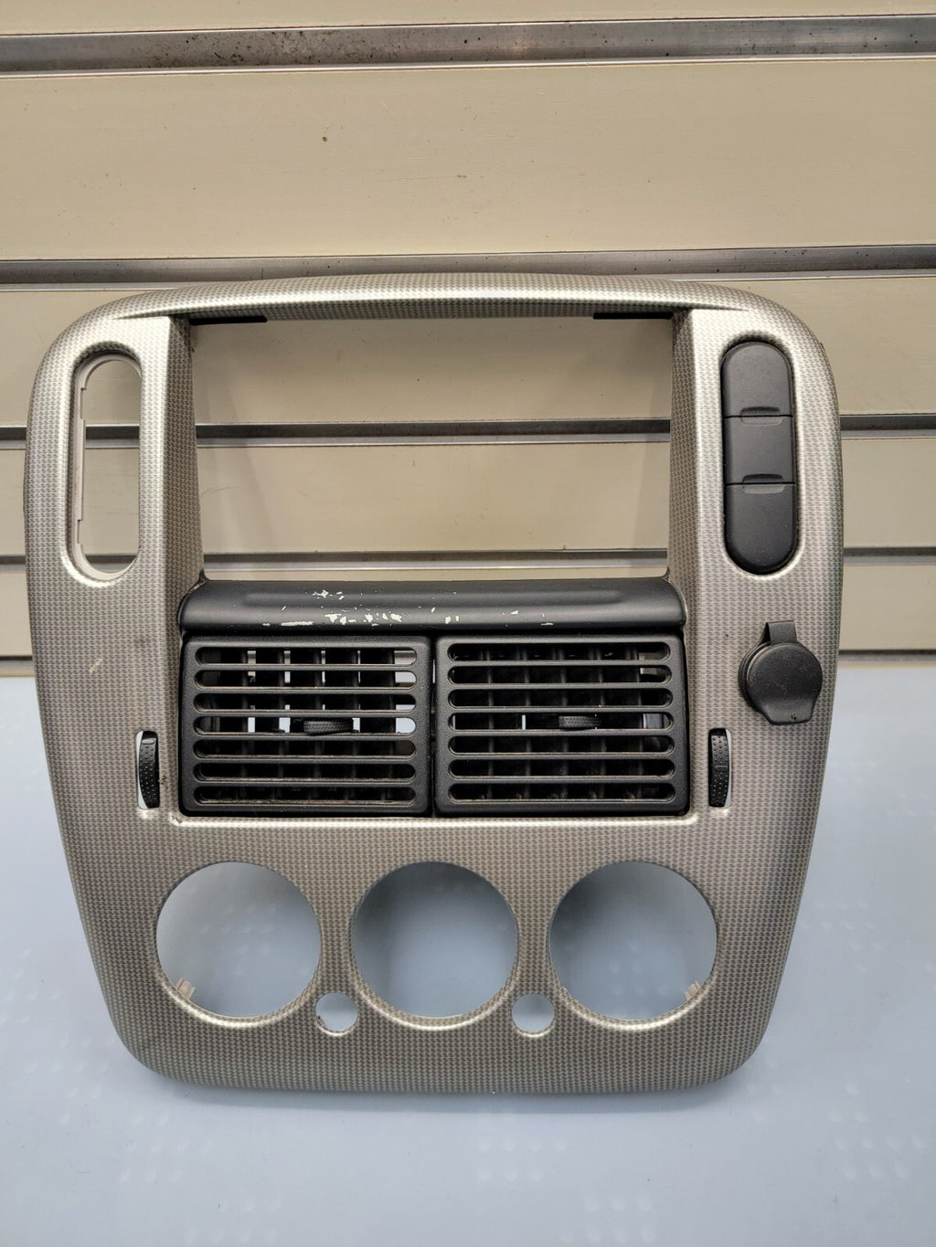 02-05 FORD EXPLORER RADIO AUDIO CLIMATE TEMPERATURE CONTROL BEZEL TRIM silver