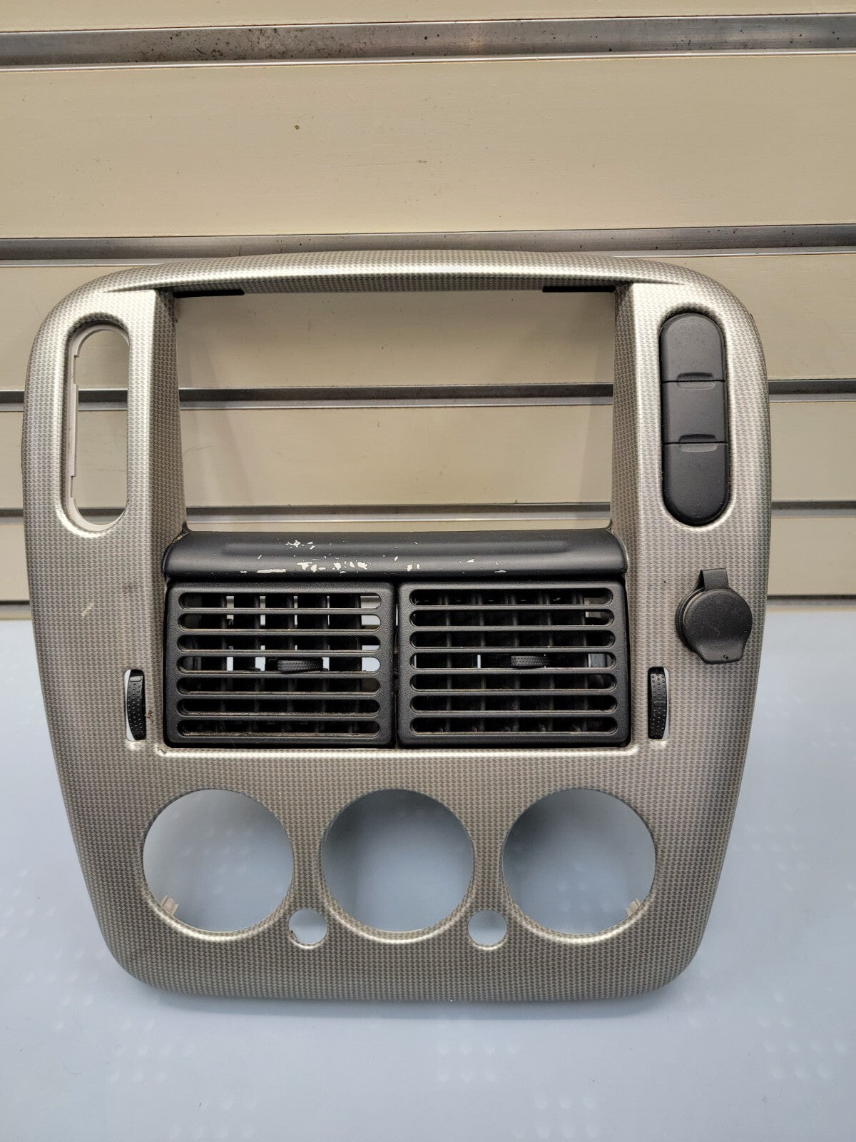 02-05 FORD EXPLORER RADIO AUDIO CLIMATE TEMPERATURE CONTROL BEZEL TRIM silver