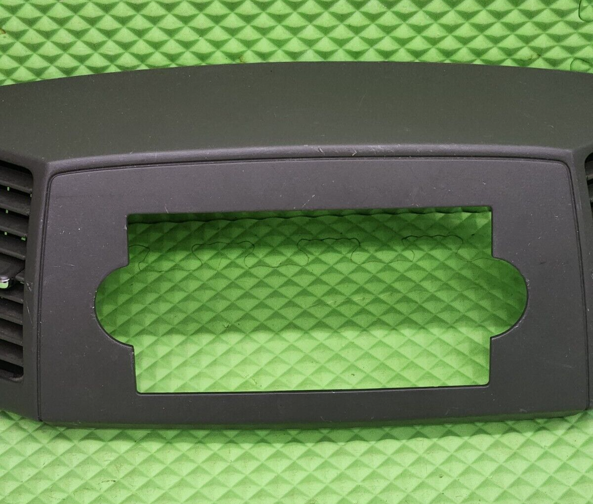 🔥2005-2007 Jeep Grand Cherokee RADIO TRIM BEZEL W VENTS Dark Gray B30