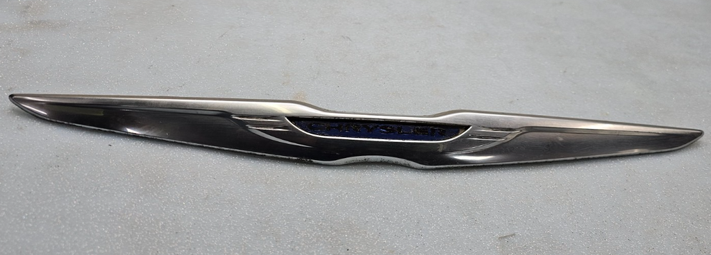 11-14 CHRYSLER 200 REAR TRUNK DECK DOOR EMBLEM BADGE LID NAMEPLATE LOGO MOLDING