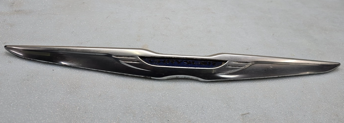 11-14 CHRYSLER 200 REAR TRUNK DECK DOOR EMBLEM BADGE LID NAMEPLATE LOGO MOLDING