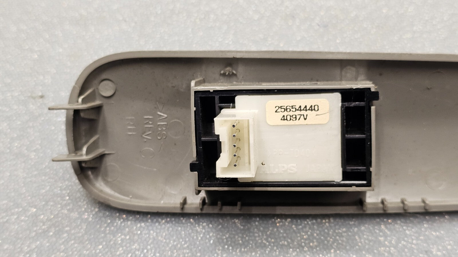 00-05 Buick Lesabre Front Right Passenger Power Door Window Switch Assembly Gray