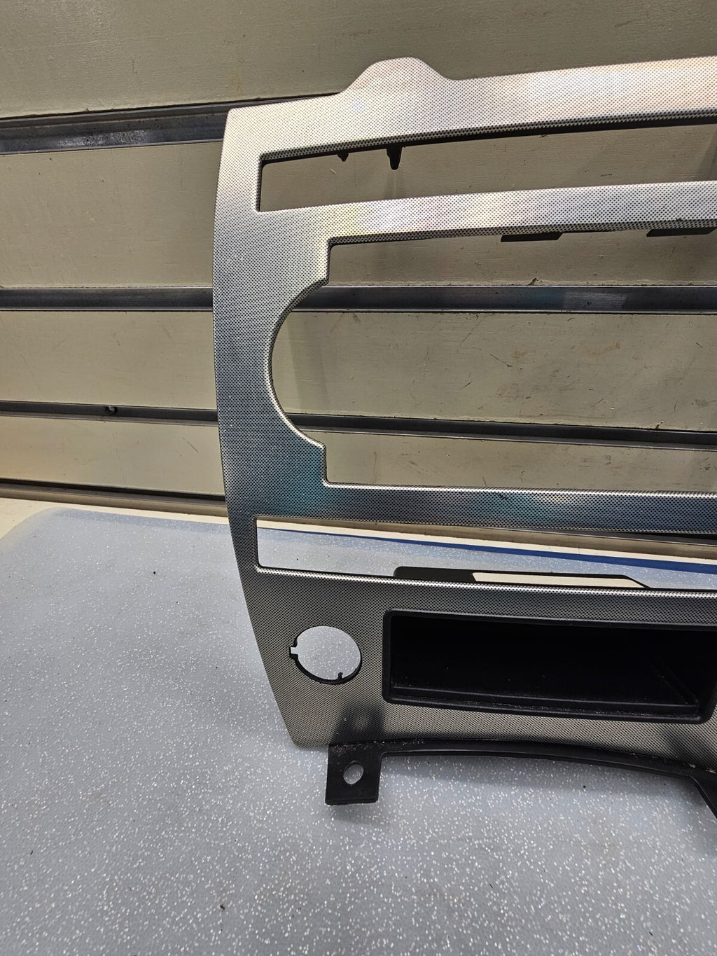 05-07 JEEP GRAND CHEROKEE DASH PANEL RADIO SURROUND TRIM BEZEL OEM SILVER B70