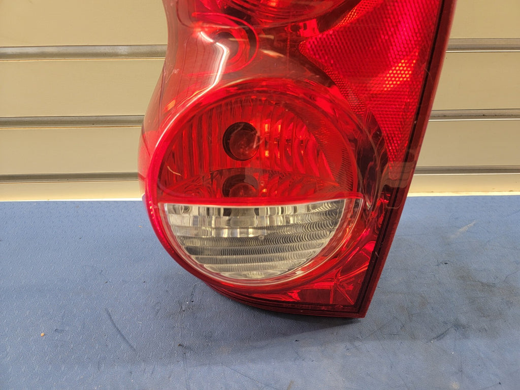 🔥2004-2009 Dodge Durango driver Side Lens and Housing Tail Light Lamp