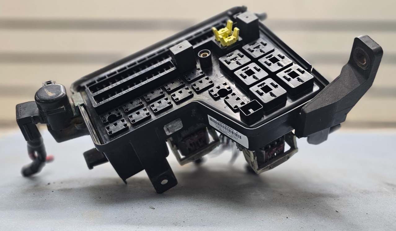 🔥02-05 DODGE RAM INTEGRATED POWER DISTRIBUTION MODULE FUSE BOX OEM
