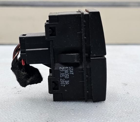 🔥05-07 Ford Focus Emergency Hazard Light Flasher Button Control Switch Assembly