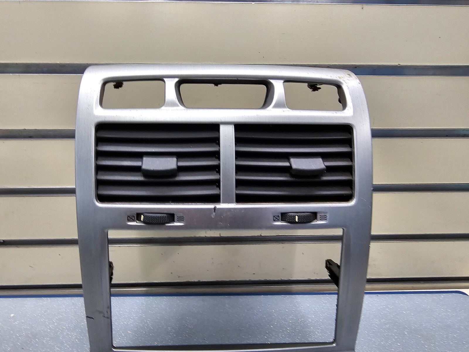 🔥05-09 KIA SPORTAGE CENTER DASH RADIO BEZEL TRIM CLIMATE CONTROL OEM SILVER