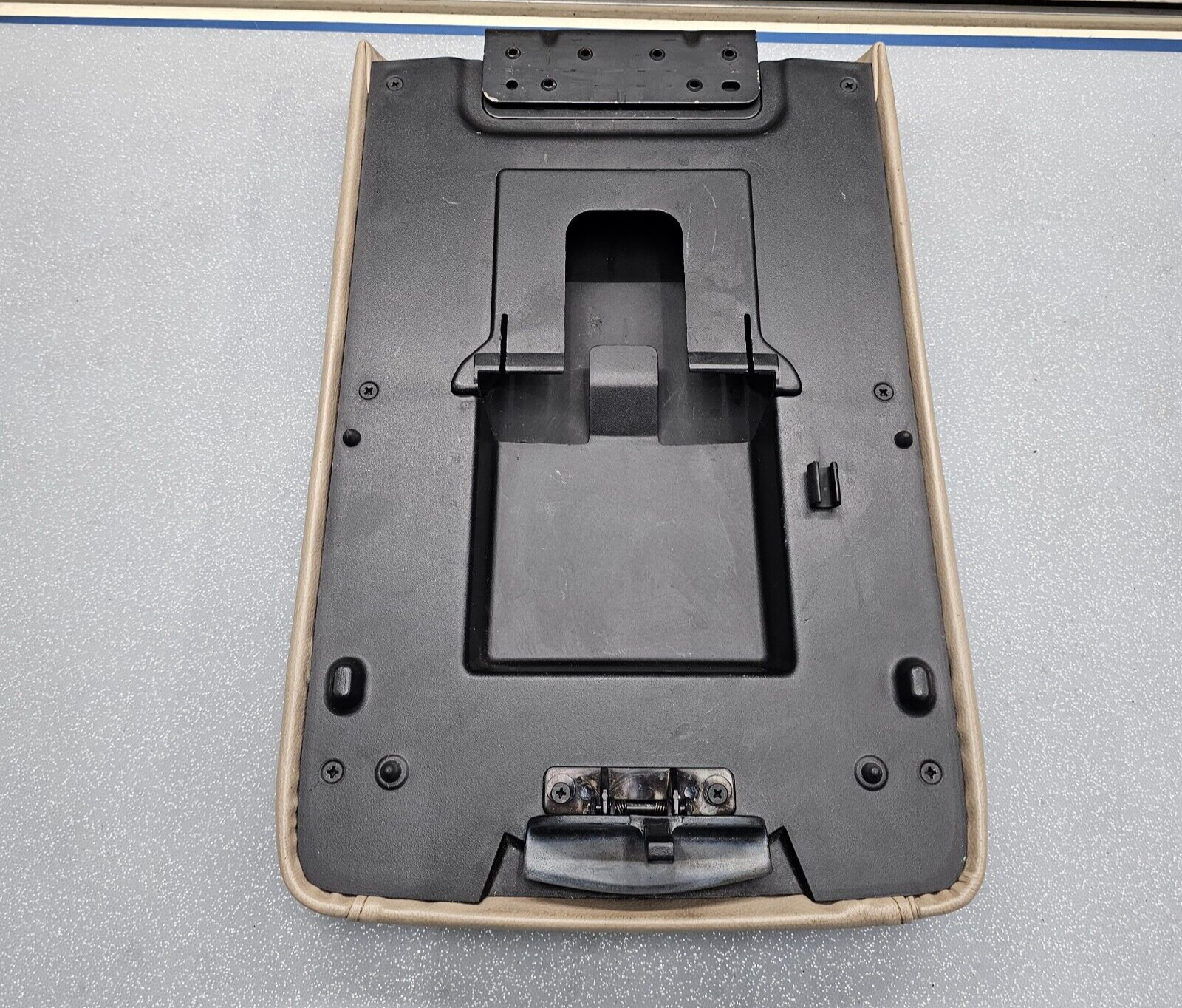 03-06 EXPEDITION Center Console Arm Rest Storage Cover Top Pad Lid Assembly Tan