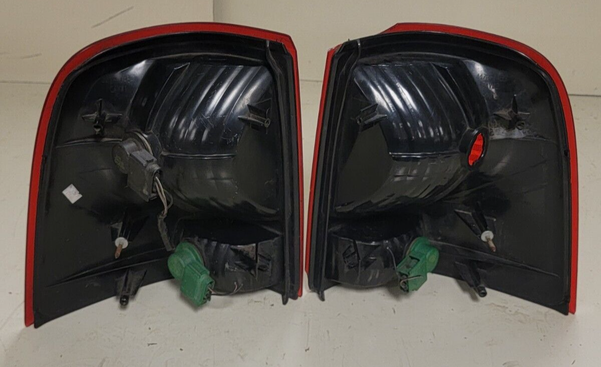 🔥2002-2005 Ford Explorer Tail Light Taillight Oem SET