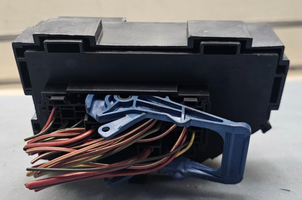🔥2007 Escalade Yukon Tahoe Fuse Box Relay Control Module Wiring Junction Block