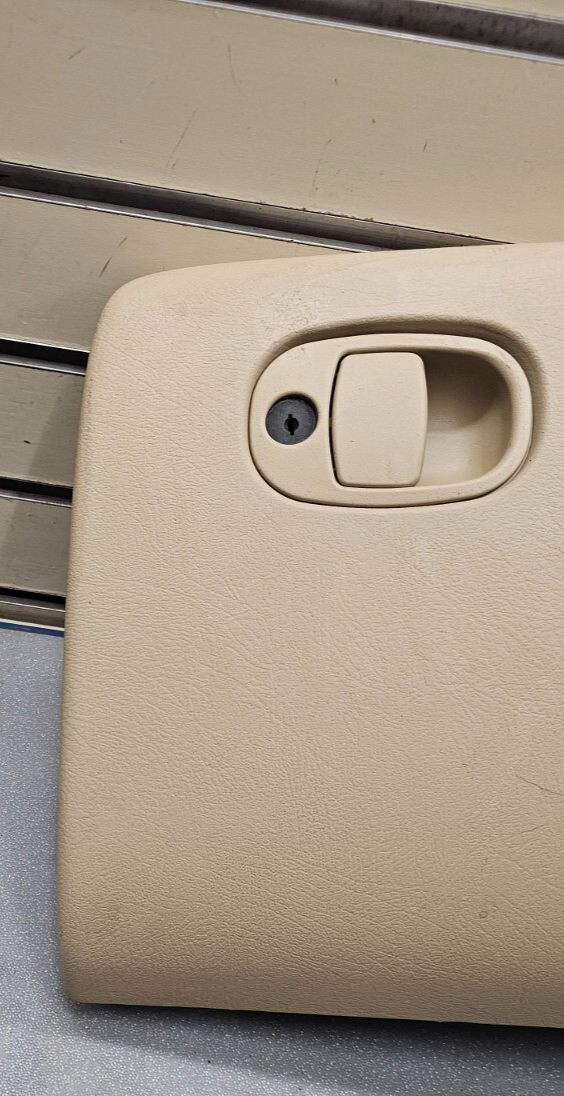 02-05 trailblazer Envoy Rainier Dash Glove Box Storage Compartment Assembly Tan
