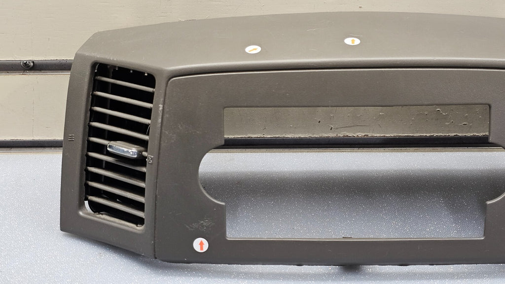 🔥05-07 Jeep Grand Cherokee Dash Radio Stereo Display Bezel Trim Panel TAN B30
