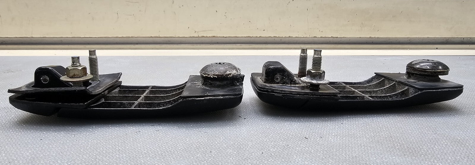 🔥04-08 Mitsubishi Endeavor Hatch Hinges Right Left Liftgate Glass