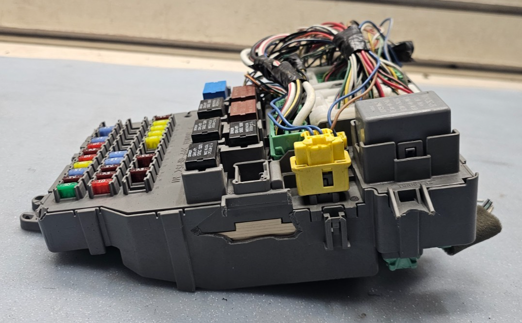 🔥03-05 Honda Accord 4cyl 4dr sedan INTERIOR Engine Fuse Relay Box Compartment