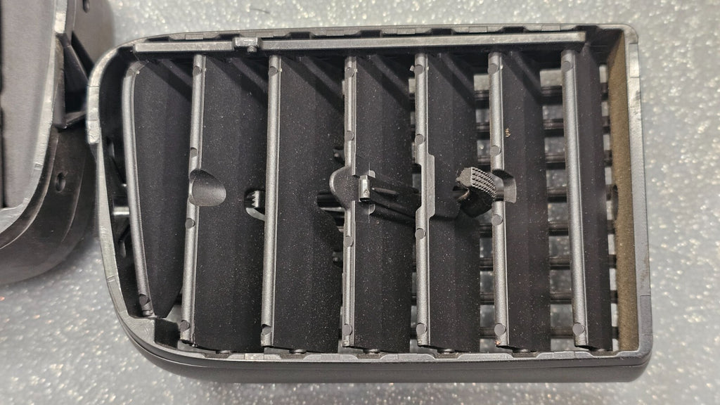 02-05 Dodge RAM CENTER DASH LEFT/RIGHT Heater Air Vents Filter Conditioner Pair