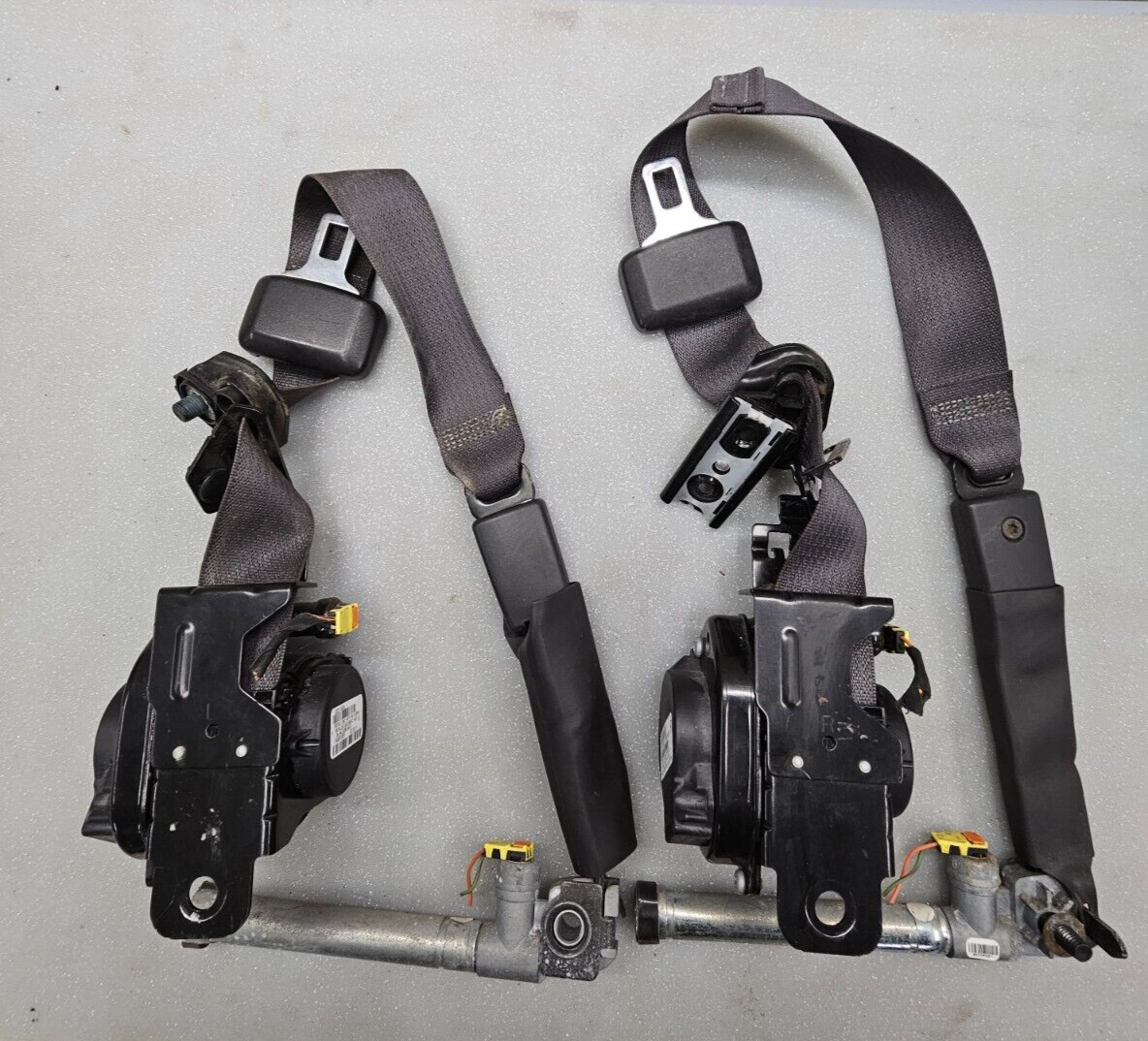 🔥11-17Acadia Enclave Traverse Front Seat Belt Retractor Assembly Set Pair Black