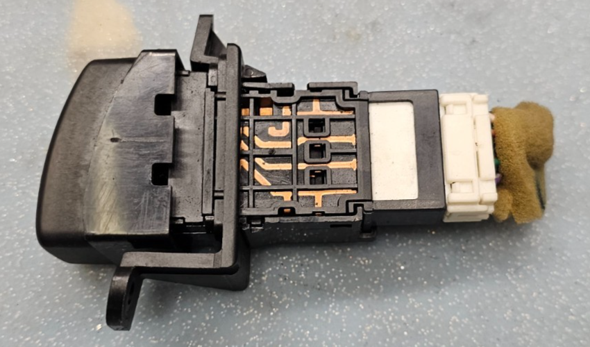 🔥00-04 SUBARU OUTBACK SEDAN 4-DR EMERGENCY HAZARD CONTROL SWITCH BUTTON BLACK
