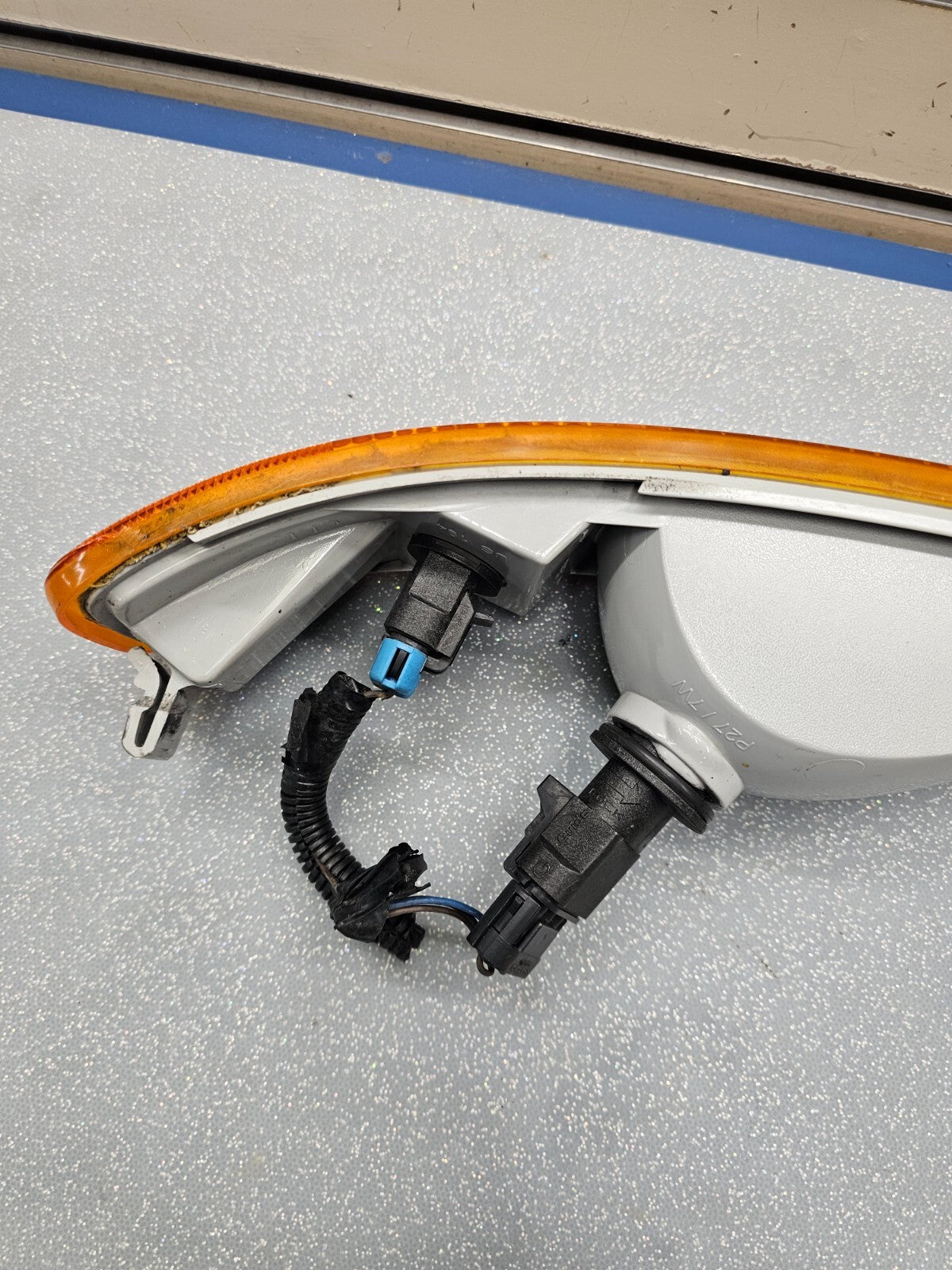 03-21EXPRESS SAVANA Passenger RIGHT Turn Signal Parking Light Amber Lens Housing