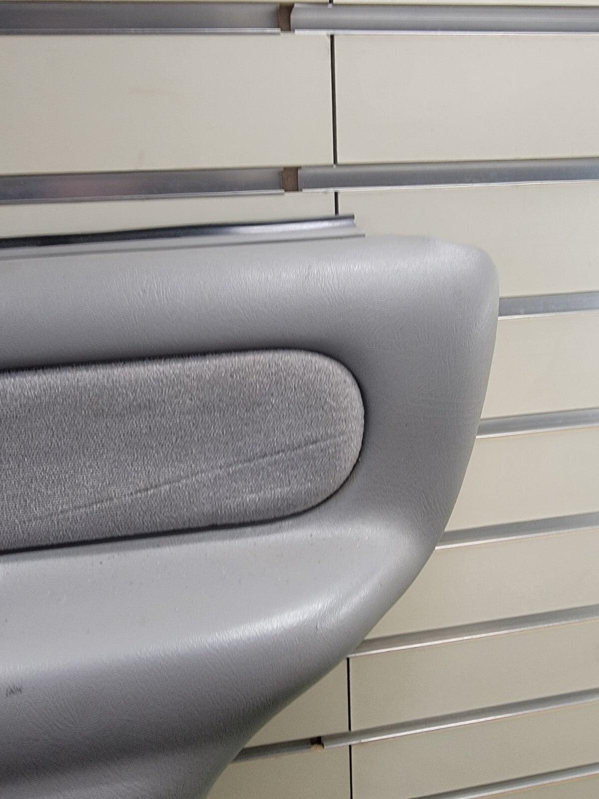 🔥95-99 Chevy GMC Silverado escalade DOOR PANEL Rear RIGHT Auto LIGHT GRAY D2
