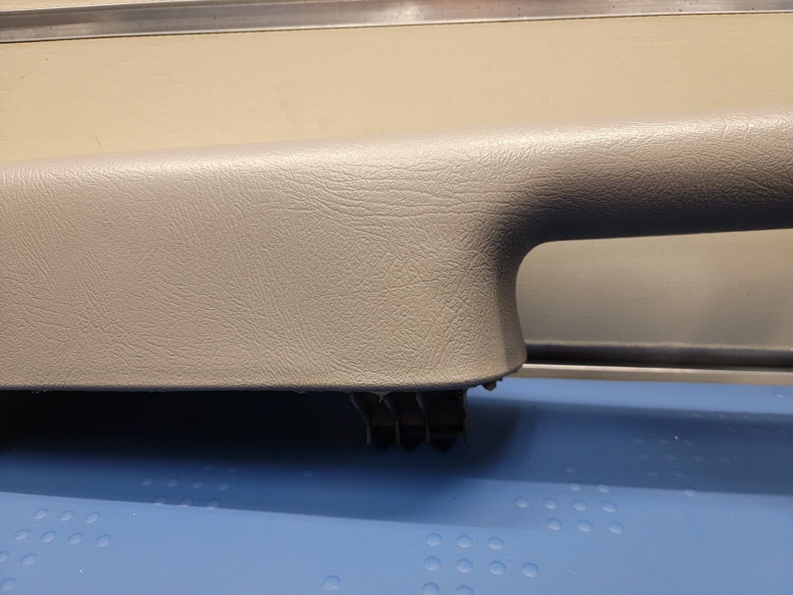 03-06 Silverado SIERRA TAHOE Door Panel ARMREST Front right Handle light gray H2