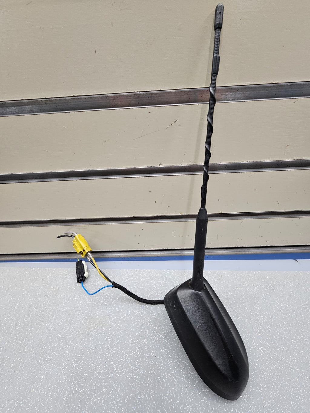 12-15 FORD FOCUS ESCAPE FUSION ROOF AM FM RADIO SHARK MOUNT ANTENNA ASSEMBLY OEM