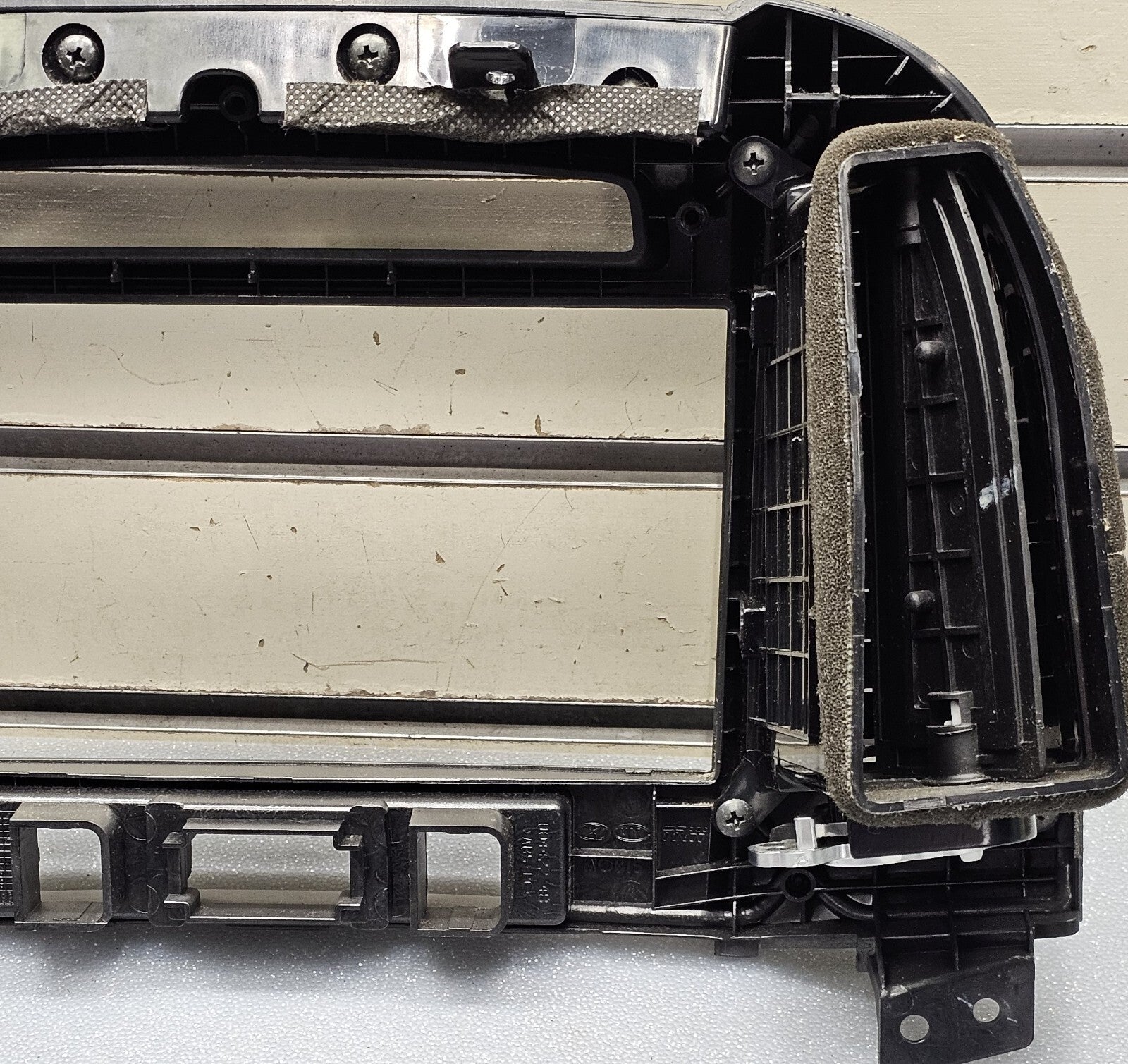 07-12 Santa Fe Dash AM FM Radio Stereo Audio Bezel Climate Trim Panel Black B53