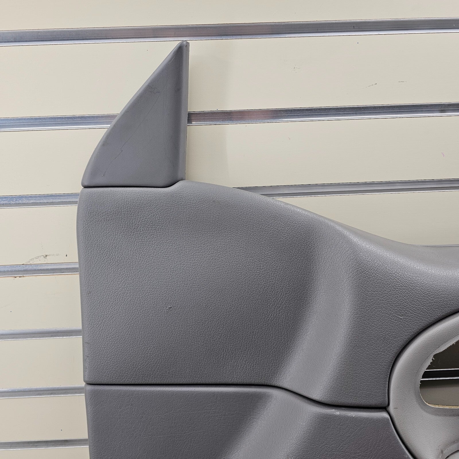 02-09 CHEVY TRAILBLAZER Door Panel  FrontRIGHT Passenger armrest GRAY -silver D8