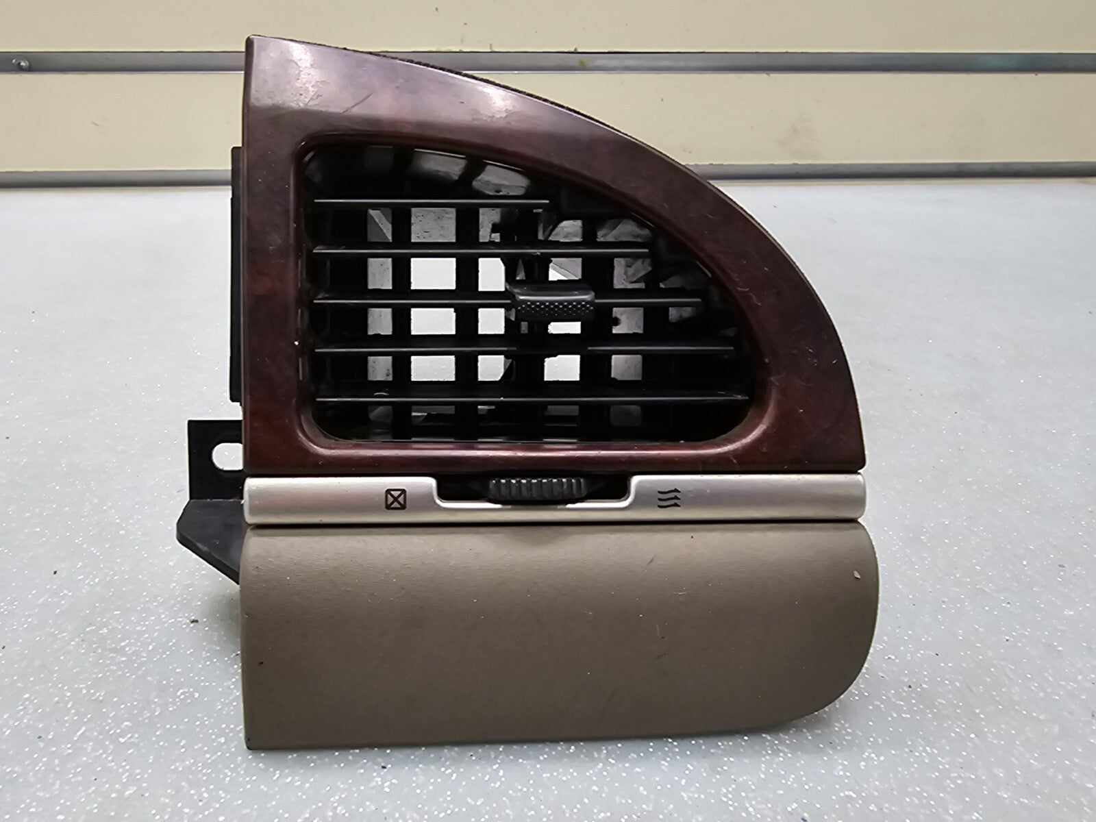 98-02 Lincoln Town Car Right Outer Dash AC Heater Air Vent Temperature Woodgrain