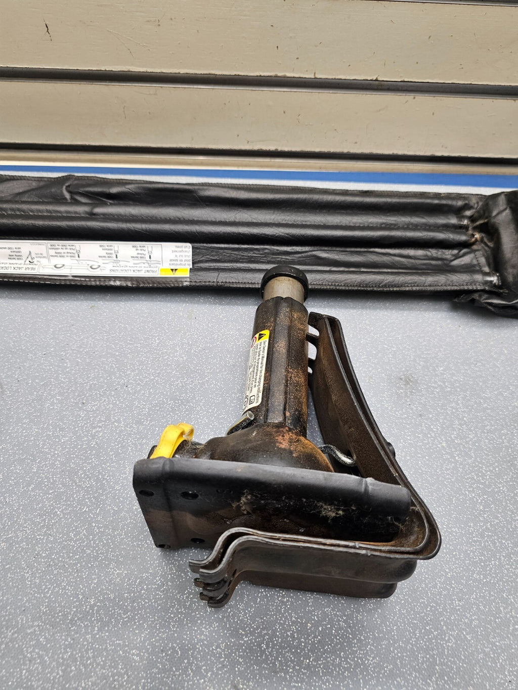 07-14 Silverado Tahoe Sierra Yukon Spare Tire Emergency Jack Kit with Tools Set