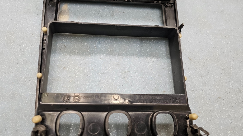 🔥01-04 FORD MUSTANG CENTER DASH AM FM RADIO AUDIO STEREO DISPLAY BEZEL BLACK