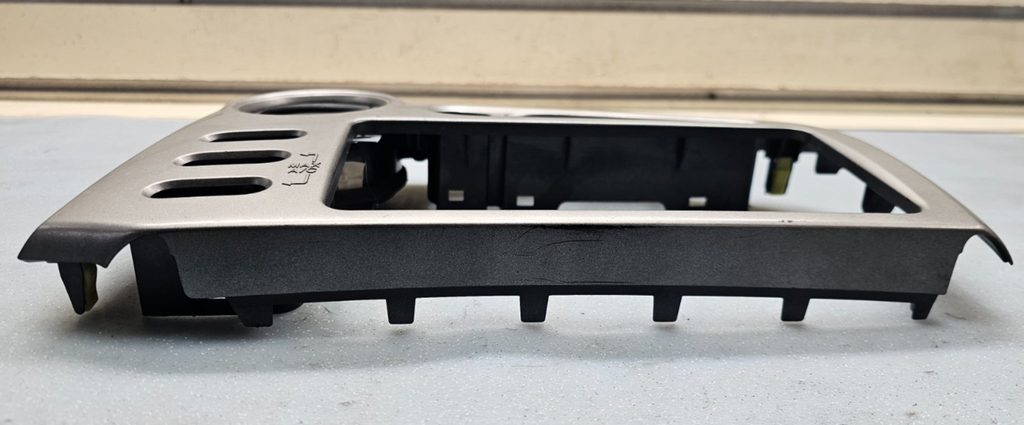 🔥2003-2008 Toyota MATRIX / Pontiac VIBE Center Dash Radio Bezel Trim Silver B26