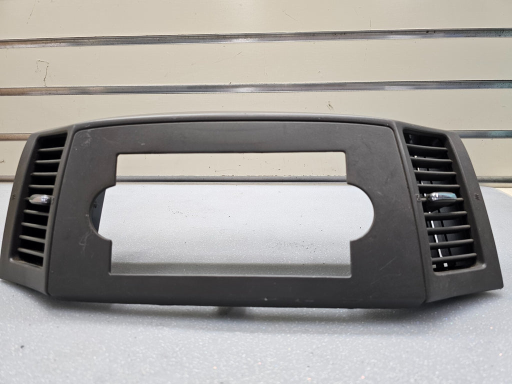 05-07 Jeep Grand Cherokee Center Radio Dash Bezel Trim Panel Surround KHAKI B30