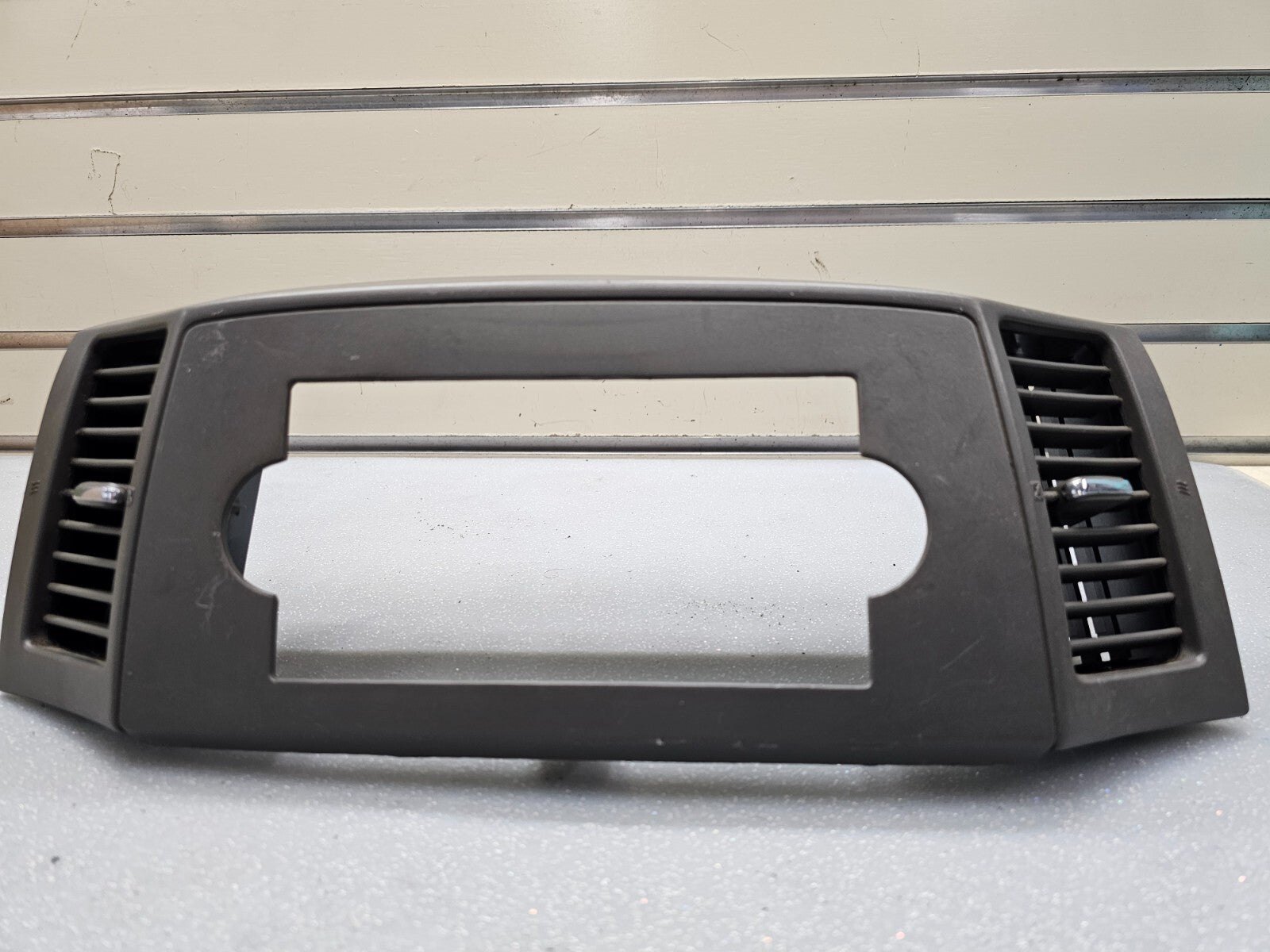 05-07 Jeep Grand Cherokee Center Radio Dash Bezel Trim Panel Surround KHAKI B30