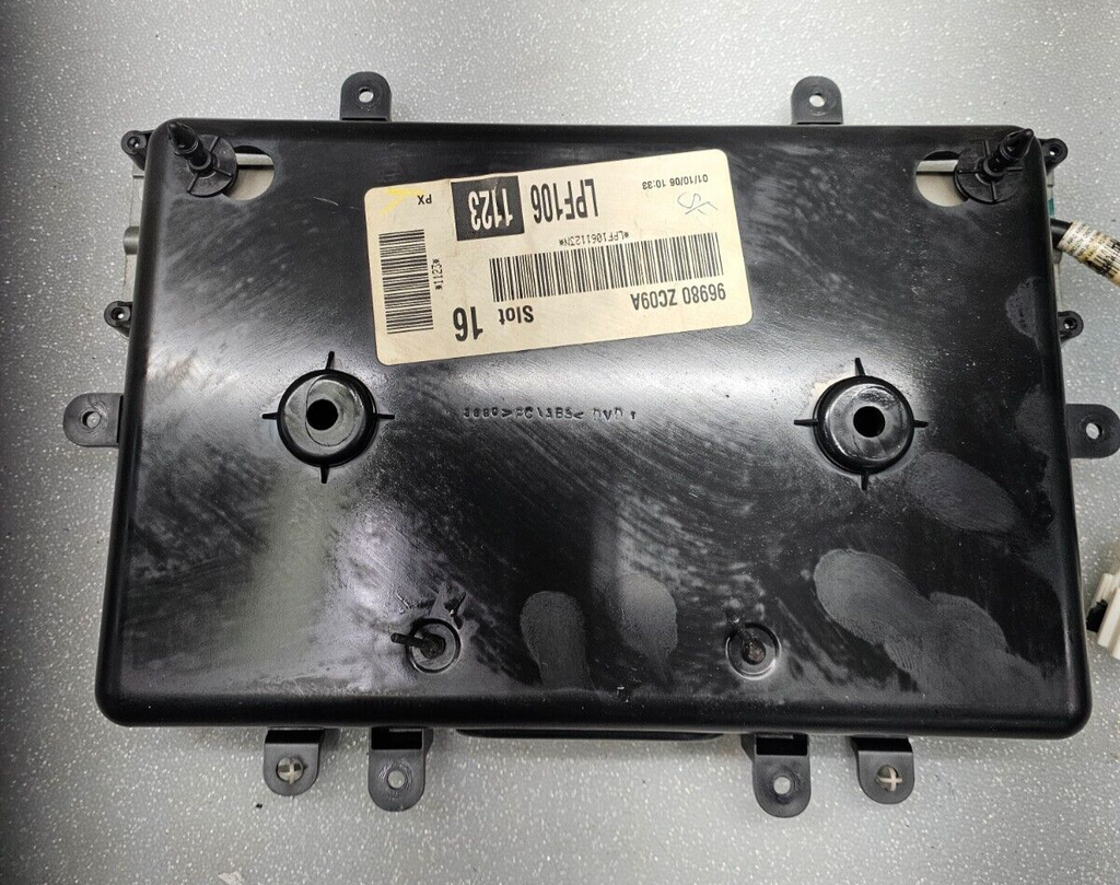 🔥04-05 Titan 04-13 Armada  Entertainment Console Back Plate DVD Screen Assembly