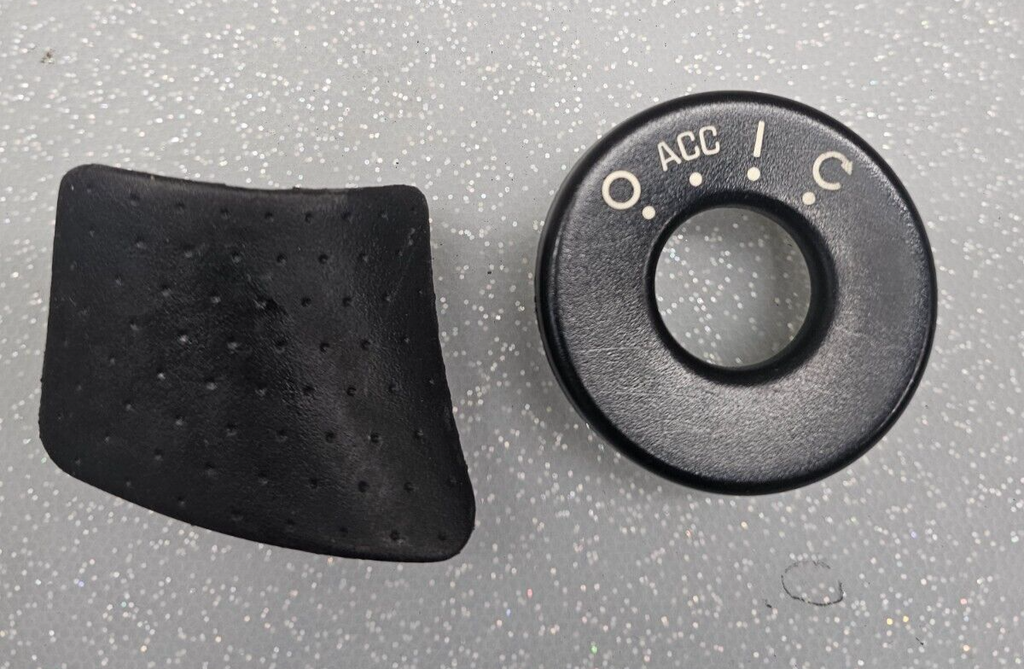 04-08 PONTIAC GRAND PRIX DASH TRIM PANEL BEZEL KEYHOLE SURROUND RUBBER PAD SNAP