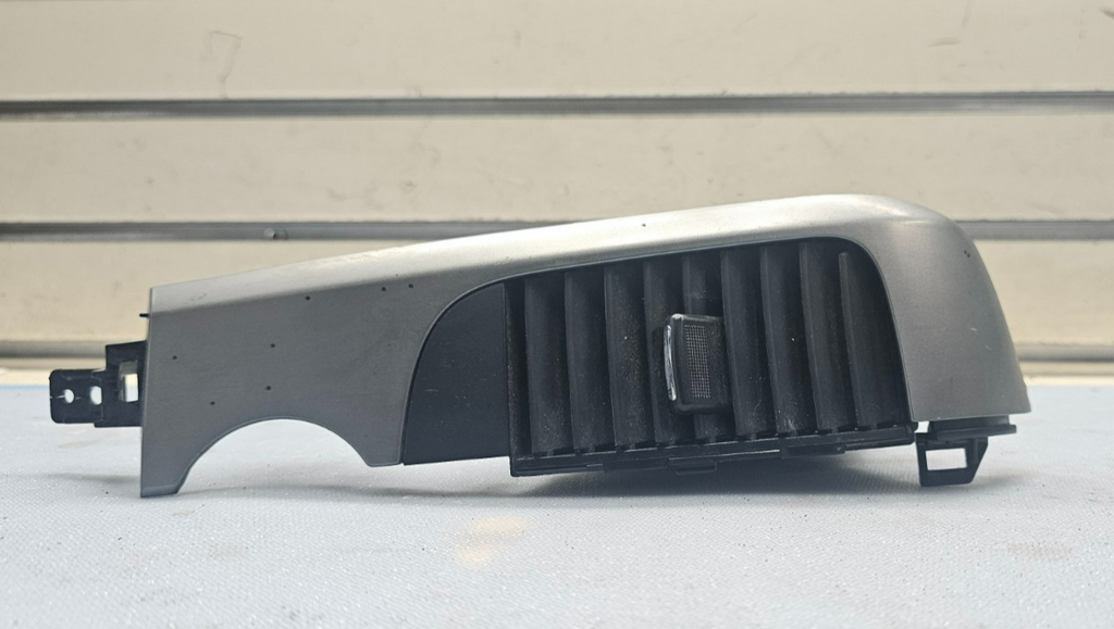 06-12 Kia Sedona Carnival Front Left Passenger Dash AC Air Vent Assembly Silver