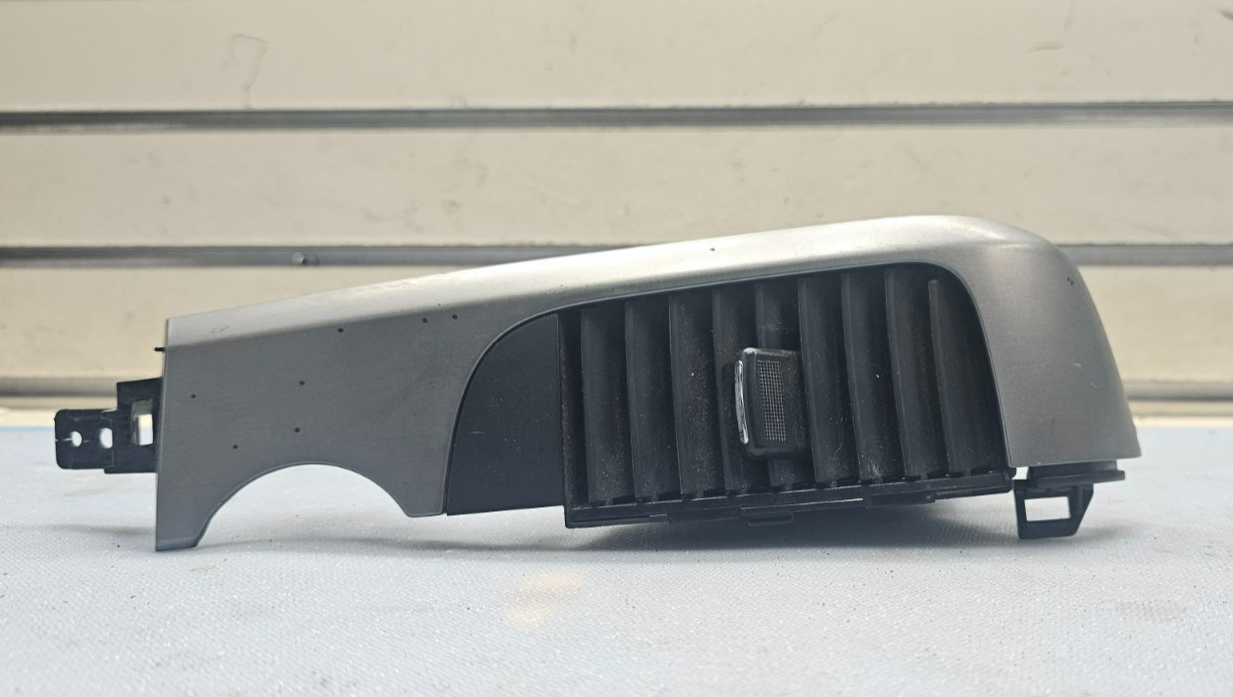 06-12 Kia Sedona Carnival Front Left Passenger Dash AC Air Vent Assembly Silver
