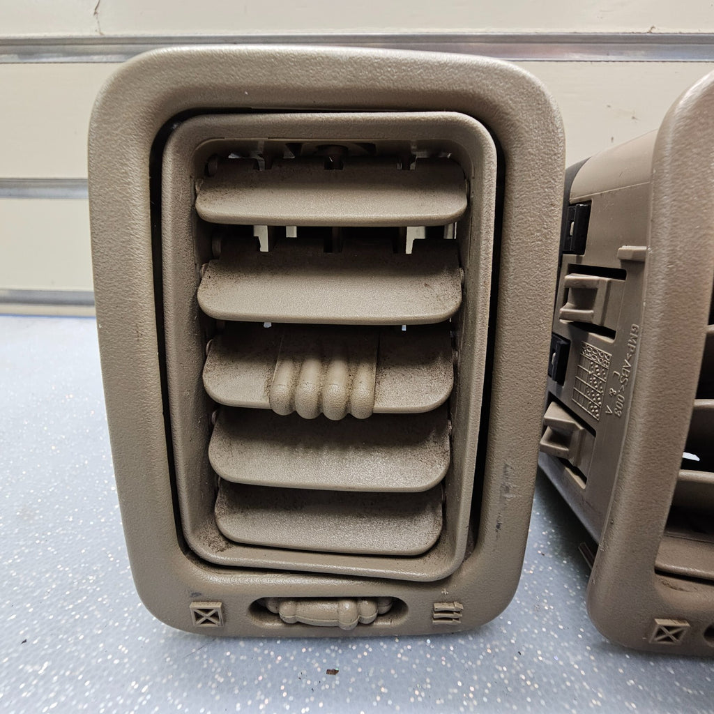 🔥99-06 Silverado SIERRA Dash A/C Heater AIR VENT Passenger Right TAN Q=2 VT11