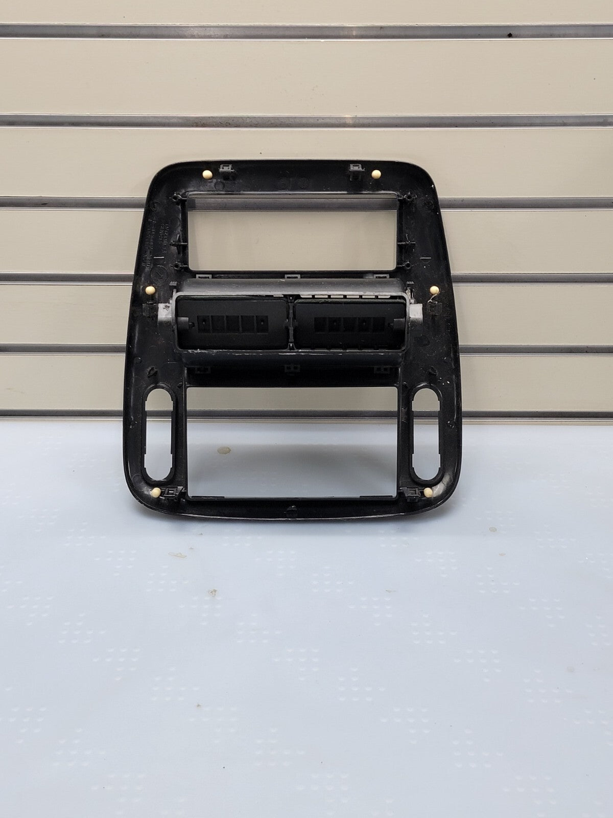 02-05 FORD EXPLORER RADIO AUDIO CLIMATE TEMPERATURE CONTROL BEZEL TRIM GRAY