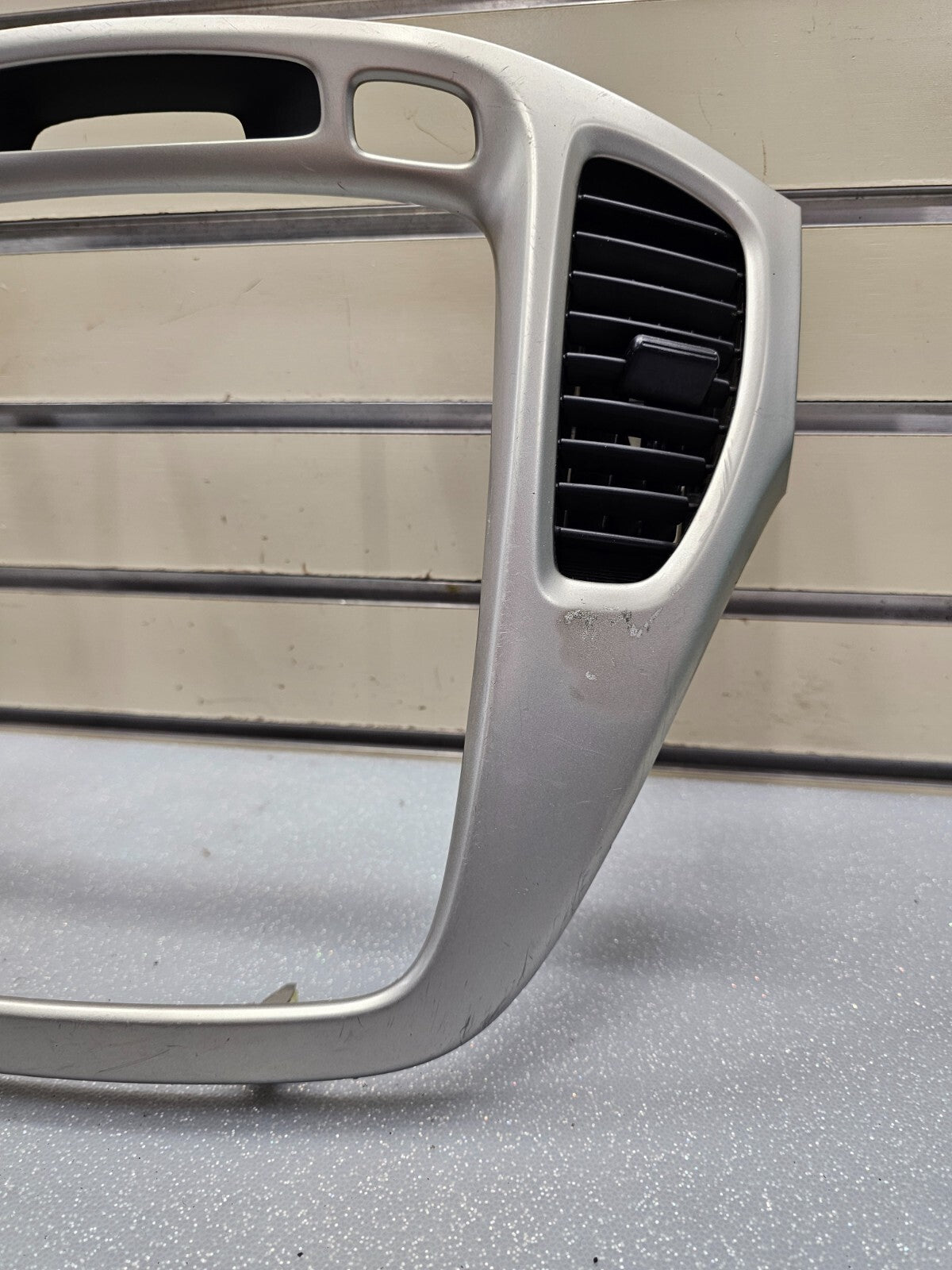 01-07 TOYOTA HIGHLANDER CENTER DASH RADIO CLIMATE TRIM SURROUND BEZEL SILVER B66